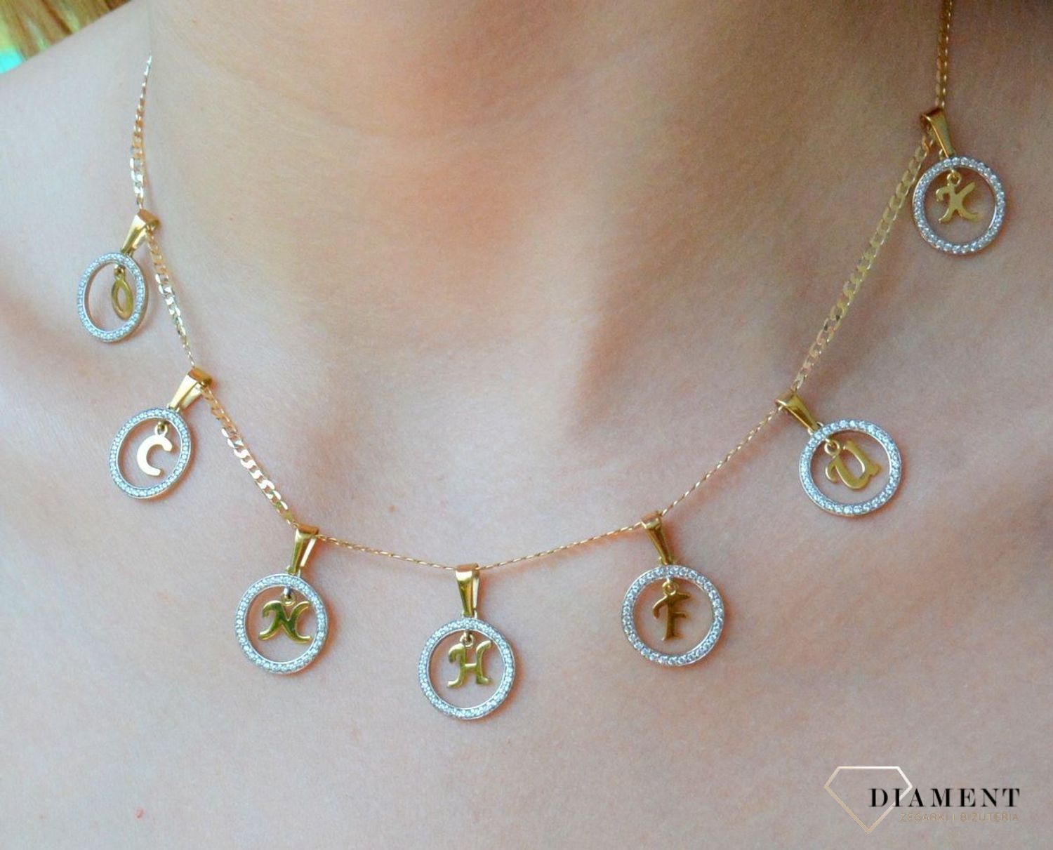 Złota zawieszka 333 literka U w kółeczku ozdobionym cyrkoniami Z-441 U.Piękny, złoty wisiorek o ciekawym wzorze wykonany z żółtego złota próby 333. Personalizowana zawieszka to doskonały pomysł na prezent dla każdej kobiety. L.jpg